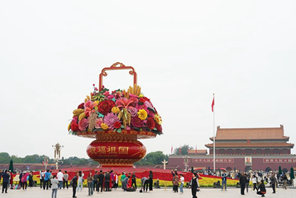 Decorazioni floreali adornano Beijng per la Festa di Metà Autunno e la Festa Nazionale