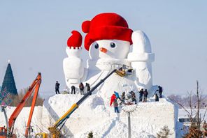 Gigante pupazzo di neve in costruzione nel nord-est della Cina