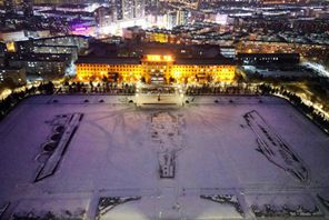 Gli studenti della Harbin Engineering University creano enormi disegni nella neve per dare il benvenuto al nuovo anno