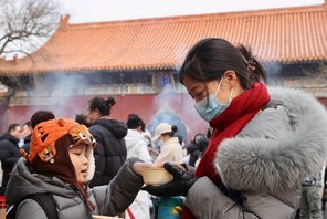 Cina: la gente festeggia la Festa di Laba