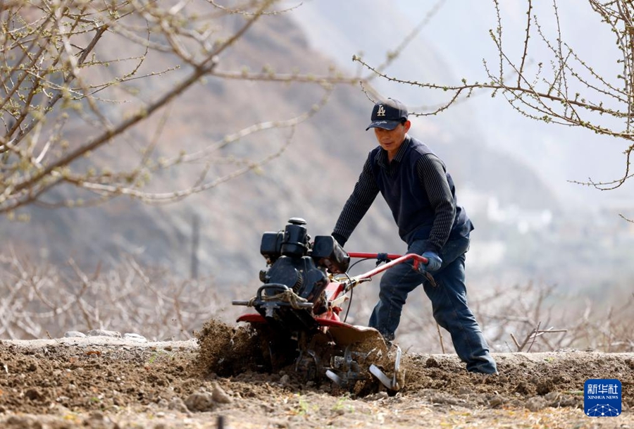 Agricoltori impegnati nelle attività agricole primaverili in tutta la Cina