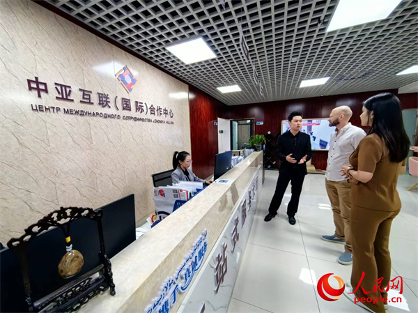 Krasik Pavel, capo della Urumqi Slavic Food Sales Co., Ltd., offre consulenza sulle politiche aziendali presso il Centro servizi per le imprese finanziato dall'estero della Zona di sviluppo economico e tecnologico di Urumqi (distretto di Toutunhe). (Han Ting/Quotidiano del Popolo Online)