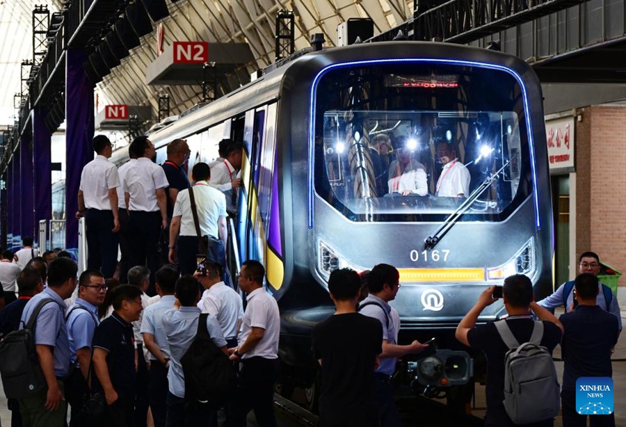 Lanciato un vagone della metropolitana in fibra di carbonio a Qingdao