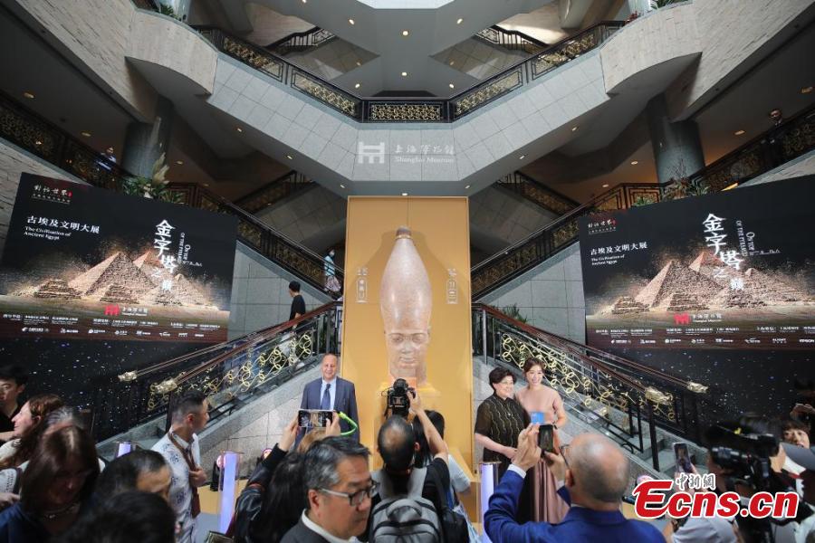 Persone visitano la grande mostra "On Top of the Pyramid: The Civilization of Ancient Egypt" al Museo di Shanghai. (17 luglio 2024 – China News Service/Zhang Hengwei)