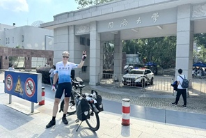 Il viaggio in bici da Amsterdam a Shanghai del professore della Tongji University