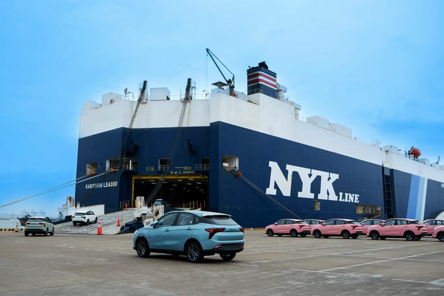 Auto Neta destinate alla Thailandia vengono caricate su una nave ro-ro presso un terminal del porto Yangshan di Shanghai. Foto fornita dall'intervistato