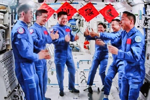 Astronauti della Shenzhou-19 entrano nella stazione spaziale