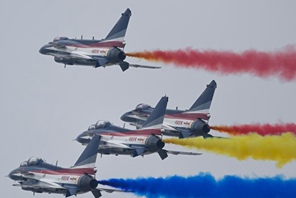 Aerei effettuano addestramento adattivo per l'Airshow China a Zhuhai